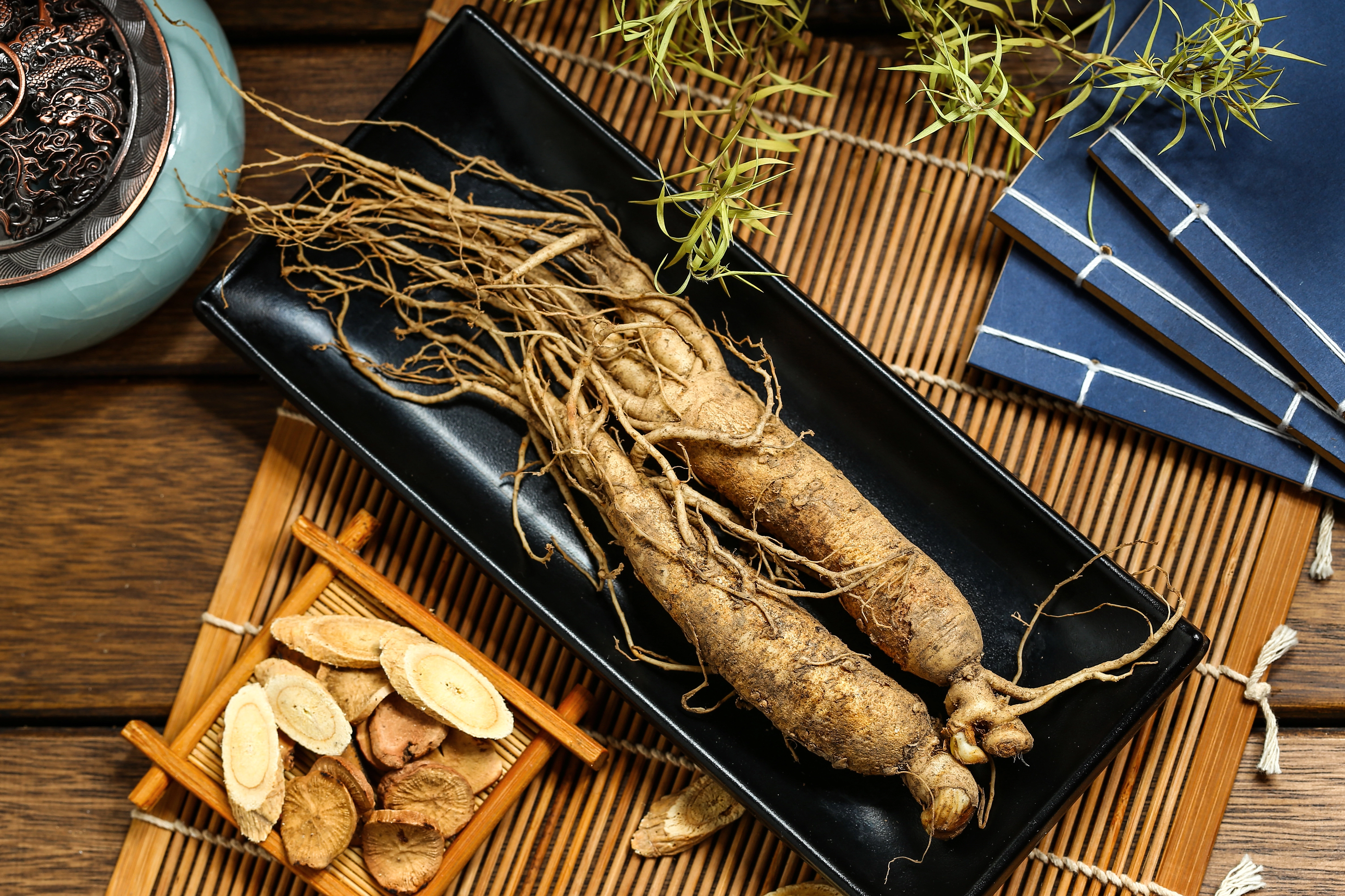 ginseng-in-black-plate-on-wooden-table-1B6eLz7ctSwbVO